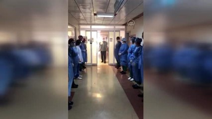 Koronavirüsü yenen aile hekimi alkışlarla taburcu edildi