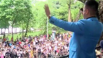 Tuấn Hưng hát từ ban công cho hàng trăm người