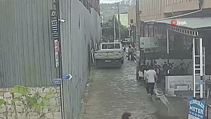 Kamyonetin altında kalan adam ölümden döndü...Kaza anları kamerada