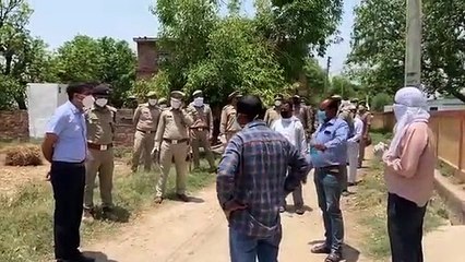 जिलाधिकारी नया पुरवा गाँव पहुंच कर सम्पूर्ण गाँव को सेनेटाइज किया सील