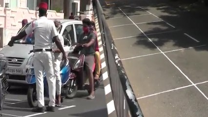 டிராஃபிக் சிக்னலில் சமூக இடைவெளி பிடிக்கும் புதுச்சேரி மக்கள்