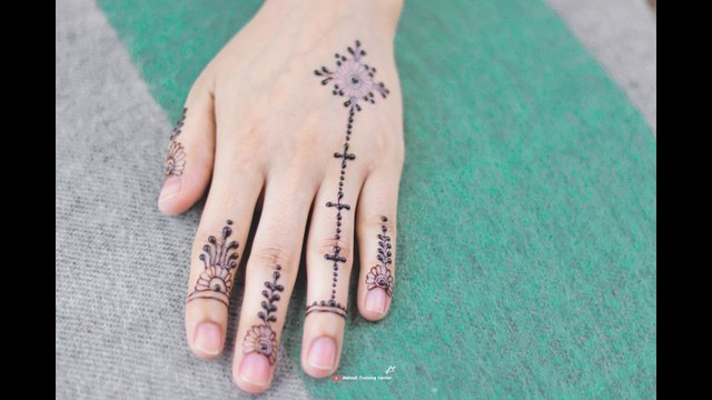 أجمل أصابع العيد البسيطة بأفكار تصميم الحناء الخاصة بالفتيات - أشهر تصميم الحناء على اليوتيوب