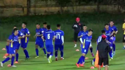 U23 tập dưới mưa