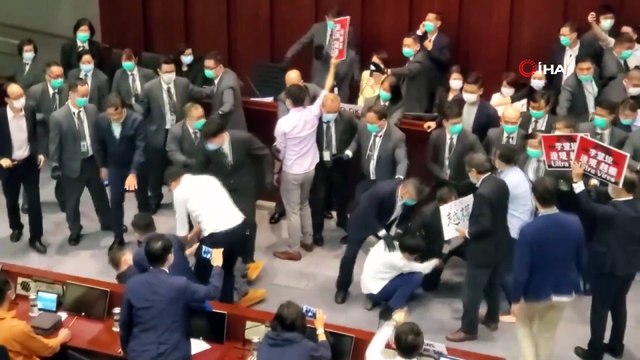 - Hong Kong parlamentosu savaş alanına döndü- Pekin yanlısı ve demokrasi yanlısı vekiller birbirine girdi