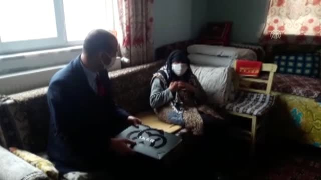 Bakan Soylu'dan 102 yaşındaki Emine nineye Anneler Günü hediyesi