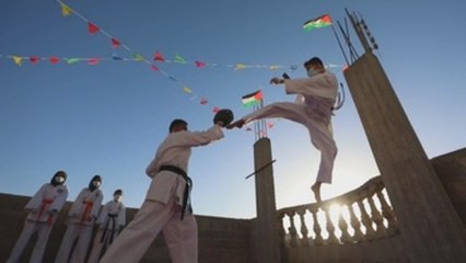 Un centro improvisado de karate en la azotea de una familia palestina