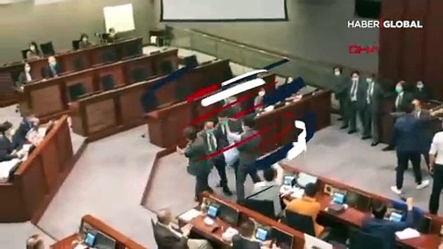 Hong Kong parlamentosu savaş alanına döndü