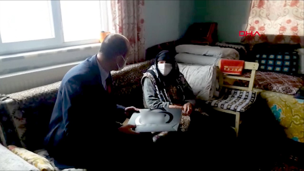 Bakan Soylu'dan 102 yaşındaki Emine nineye 'Anneler günü' hediyesi