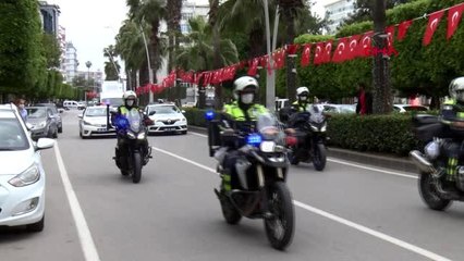 Adana polisinden 'gül' hediyeli koronavirüs denetimi