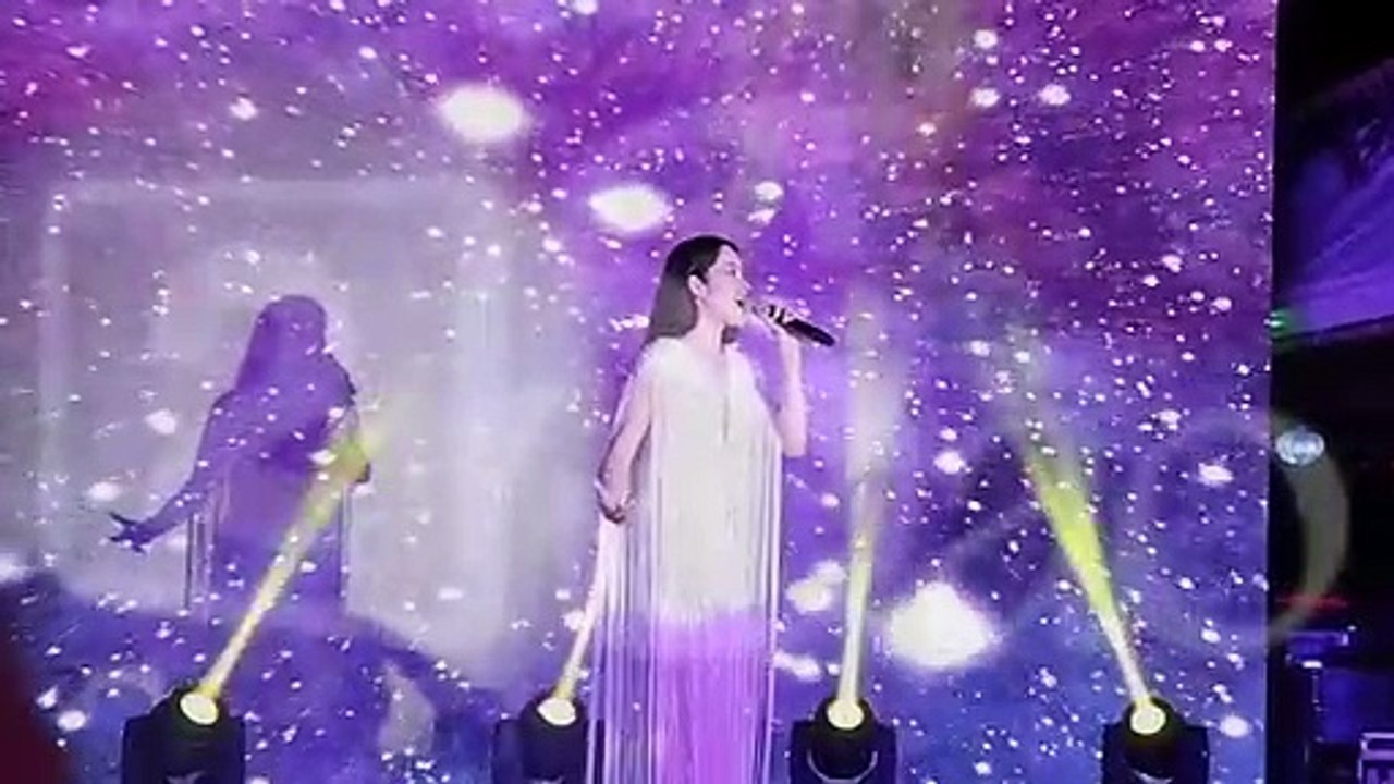 50 thí sinh Hoa hậu chăm chú nghe Nam Em hát