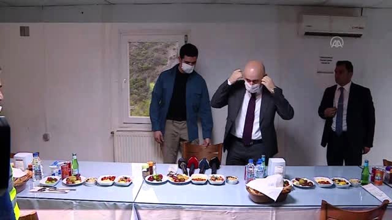 Ulaştırma ve Altyapı Bakanı Adil Karaismailoğlu, işçilerle iftar yaptı