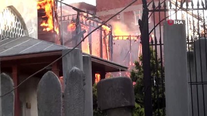 Fatih'te ahşap iki binada korkutan yangın