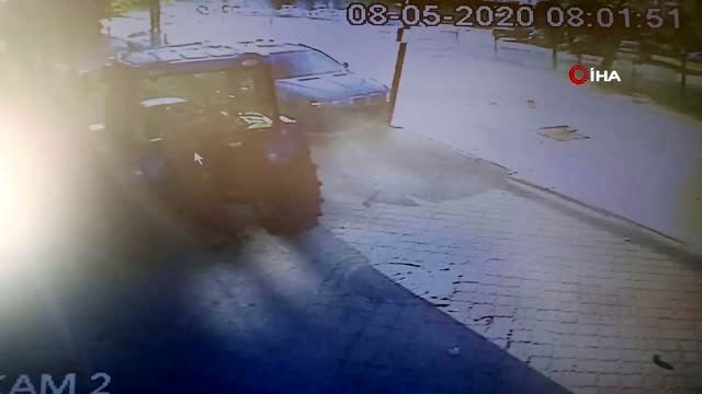 Hızını alamadı, trafik ışıklarına çarparak durabildi...Lüks cipin kaza anı kamerada