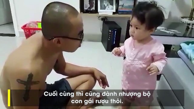 Không biết nói, cô bé 10 tháng tuổi đã dùng cách này để cãi tay đôi với bố