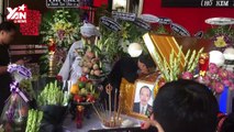 Con trai nghệ sĩ Thanh Hoàng trong đám tang bố