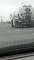 Un camion sur le point de perdre une roue sur l'autoroute