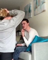 Il pense que sa copine va lui faire une belle "surprise"... Très bonne blague