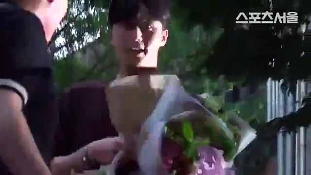 : Park Min Young đẹp rạng ngời, Park Seo Joon mặt loang lổ phấn.