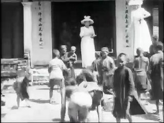 Enfants annamites ramassant des pèques devant la pagode des dames  (Niños anónimos recogiendo sapèques frente a la Pagoda de la Dama Celestial) [1901]