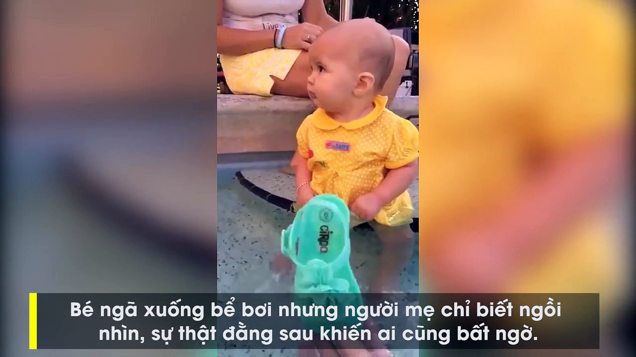 Bé ngã xuống bể bơi nhưng người mẹ chỉ biết ngồi nhìn, sự thật đằng sau khiến ai cũng bất ngờ