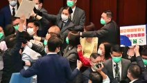 Brigas e empurrões no parlamento em Hong Kong