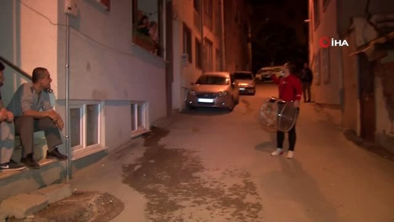 Bu davulcu çok farklı... Bülent Ersoy şarkılarıyla sahura uyandırıyor