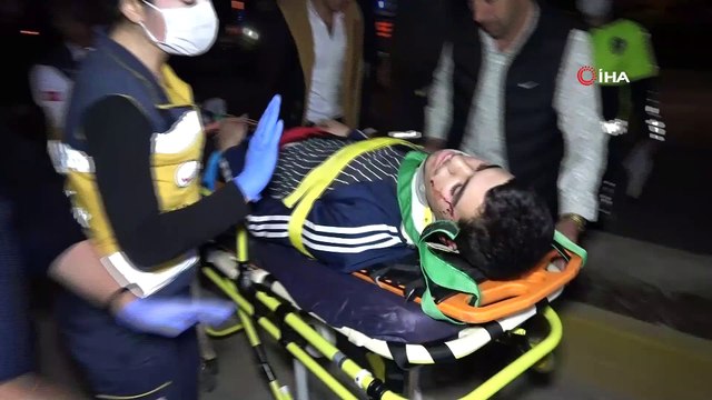 Otomobil aydınlatma direğine çarptı: 3 yaralı