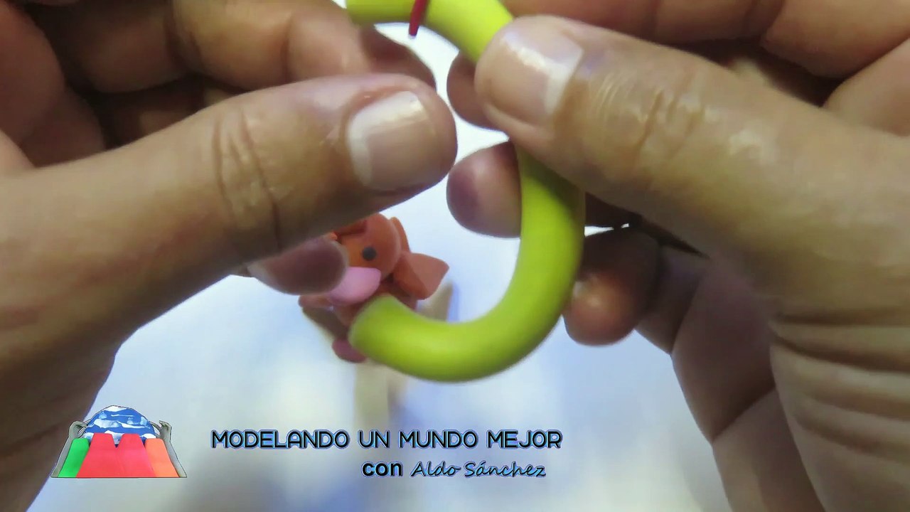 Modelando un Mundo Mejor Aldo Sanchez Haciendo un Patito de Plastilina