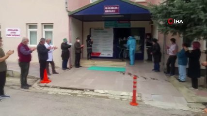Bayburt’ta Covid-19 tedavisi tamamlanan iki huzur evi sakini taburcu edildi