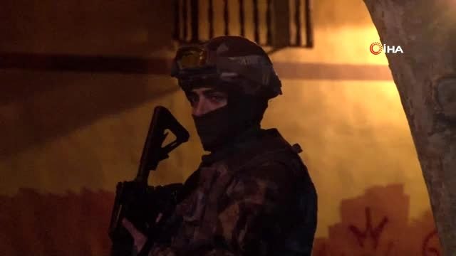 Avcılar'da boş arazide emekli polis memuru silahla intihar ederek yaşamına son verdi