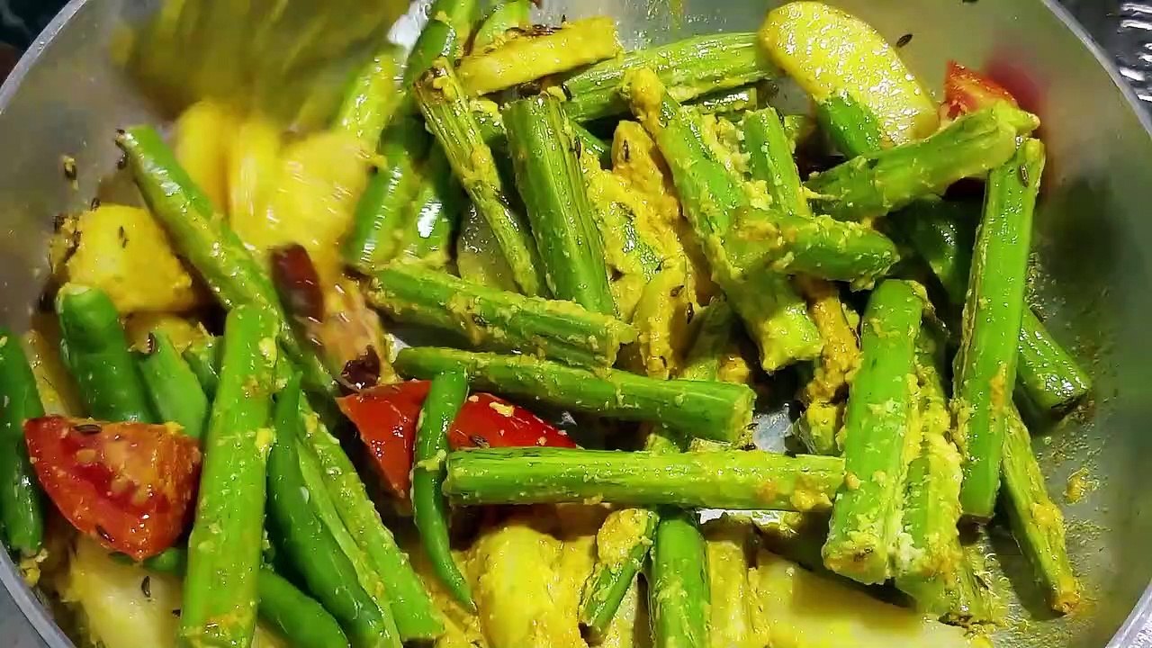 পোস্ত দিয়ে সজনে ডাটা | Drumstick Potato Posto Curry recipe | সরষে দিয়ে সজনে ডাটা আলু পোস্ত