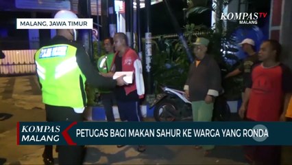 TNI Polri di Malang Bagi Makan Sahur Pada Warga Yang Siskamling