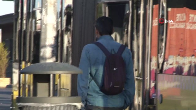 Sokağa çıkma kısıtlamasının ilk gününde işe gitmek isteyen vatandaşlar yollara düştü