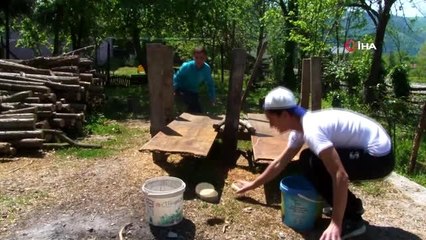 Sokağa çıkamayan çocukları için evinin bahçesine oyun parkuru kurdu