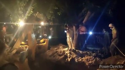 लखनऊ- मिट्टी में दबा युवक, 3 घंटे तक चला रेस्क्यू ऑपरेशन