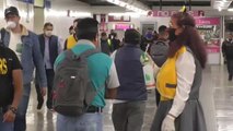 Payasos en el metro de Ciudad de México para luchar contra el Covid-19