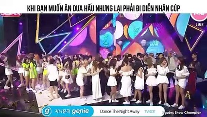 KHI BẠN MUỐN ĂN DƯA HẤU NHƯNG LẠI PHẢI ĐI DIỄN NHẬN CÚP