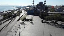 Sokağa çıkma kısıtlamasında Eminönü Meydanı'nda sessizlik hakim