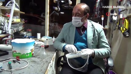 Evde oturmaktan sıkıldı, yoğurt kabı ve kola petiyle siperlik maske yaptı