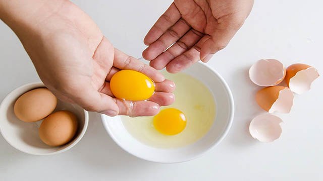 अंडे का पीला भाग खाने से क्या होता है | Egg yolk side effects in hindi | Boldsky