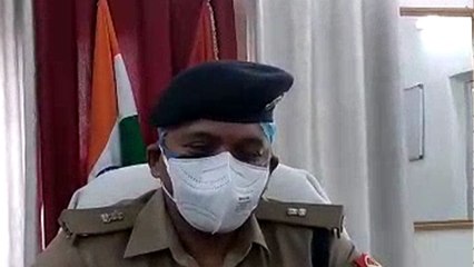 पुलिस करती रही पूछताछ और सामने मरती महिला के शरीर से बहता रहा खून, लोग बनाते रहे वीडियो