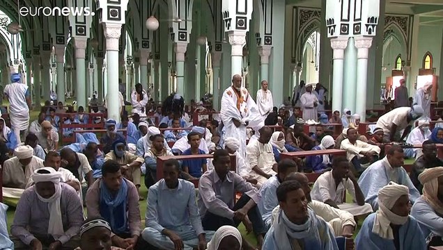 شاهد: الموريتانيون يتدفقون على المساجد بعد تخفيف تدابير العزل
