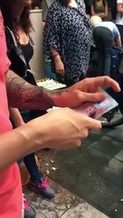 Khách Tây bị xích lô trả 900 nghìn tiền âm phủ