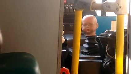 Regardez le pommeau de vitesse de ce chauffeur de bus !