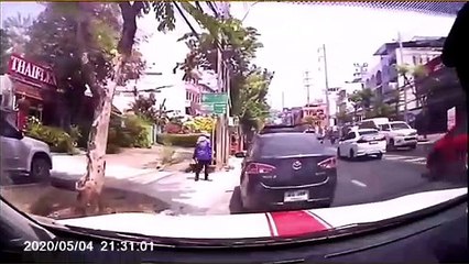 Cette ambulance perd son patient sur son brancard en pleine route !