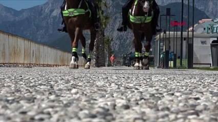 ANTALYA Sokağa çıkma yasağından muaf Antalya'da, trafik hafta içini aratmadı