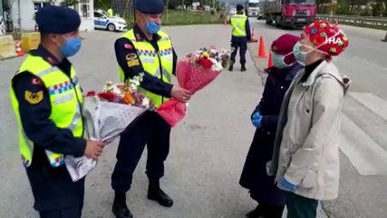 Jandarmadan sağlık çalışanlarına Anneler Günü sürprizi