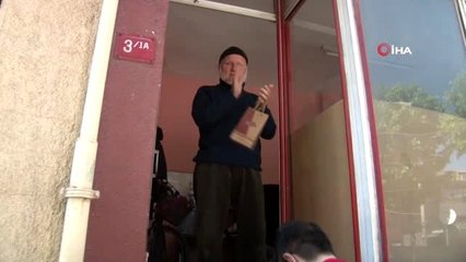 Fatih'te vatandaşlara maske ve dezenfektan dağıtıldı