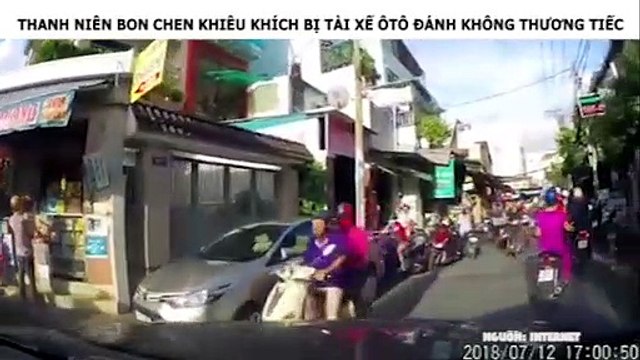 THANH NIÊN BON CHEN KHIÊU KHÍCH BỊ TÀI XẾ ÔTÔ ĐÁNH KHÔNG THƯƠNG TIẾC