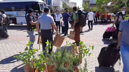 Karantinadan beyaz güvercin ve fidanlarla uğurlandılar